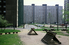 Magyarország, Budapest X., Kerepesi út, balra a Gépmadár utca 3-7., szemben a Gyakorló utca 6-20. számú ház., 1983, Mezey András, játszótér, lakótelep, panelház, Budapest, Fortepan #219643