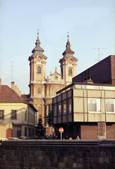 Hungary, Eger, szemben a Gerl Mátyás utca mellett jobbra a Centrum Árúház, távolabb a Dobó István téren álló Minorita templom., 1980, Mezey András, Fortepan #219656