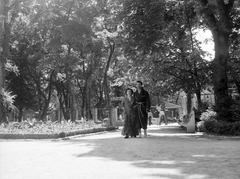 Hungary, Balatonfüred, Balaton étterem a Tagore sétány felől nézve., 1958, Kotnyek Antal, hospitality, street furniture, street view, genre painting, restaurant, bench, Fortepan #21966