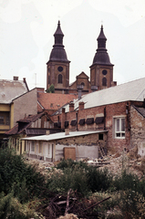 Hungary, Eger, a mai Lenkey Udvar, au épületek mögött a Széchenyi István (Széchenyi) utcai ciszterci templom látszik., 1980, Mezey András, Fortepan #219660