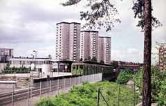 Svédország, Stockholm, Farsta városnegyed, Farsta metróállomás, háttérben a Farstavägen toronyházai., 1971, Mezey András, Fortepan #219671