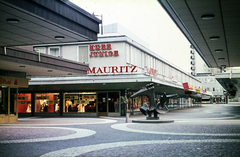 Svédország, Stockholm, Vällingby Centrum, a Pajalagtalan és a Vällingbygången kereszteződésésben Margot Hedeman svéd szobrász "Névtelen" című bronzszobra., 1971, Mezey András, Fortepan #219672