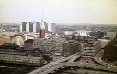 Svédország, Stockholm, előtérben a Centralbron a Vattugatan felé, balra a Szent Klára-templom (Sankta Klara kyrka), mögötte a Hötorgsskraporna toronyházak. A fénykép a Stockholmi városházából (Stockholms stadshus) készült., 1971, Mezey András, Fortepan #219674