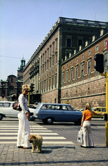 Svédország, Stockholm, Skeppsbron, szemben a Nagytemplom vagy Szent Miklós-templom (Storkyrkan / Sankt Nicolai kyrka), jobbra a Stockholmi palota (Stockholms slott) a svéd király hivatalos lakhelye., 1971, Mezey András, gyalogátkelő, Fortepan #219679