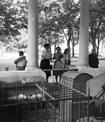 Hungary, Balatonfüred, Kossuth Lajos savanyúvíz forrás., 1958, Kotnyek Antal, bus, genre painting, swim belt, drinking fountain, Fortepan #21968