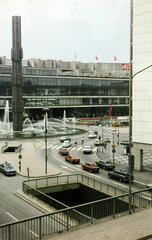 Sweden, Stockholm, Sergels Torg, szemben balra a 37 méter magas üvegoszlop Kristall-vertikal accent-ként ismert, 1974-ben tervezte Edvin Öhrström., 1980, Mezey András, Fortepan #219706