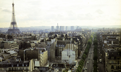 Franciaország, Párizs, Place Charles-de-Gaulle, kilátás a Diadalív tetejéről, balra az Eiffel-torony, középen, a toronyházak előtt a Place de Trocadero, jobbra az Avenue Kléber., 1975, Mezey András, Fortepan #219729