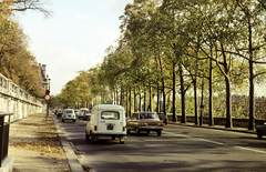 Franciaország, Párizs, Quai des Tuileries, balra a fák mögött a Louvre., 1975, Mezey András, Peugeot 304, Renault 4, Fortepan #219730