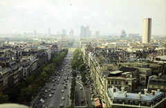 Franciaország, Párizs, Place Charles de Gaulle, kilátás a Diadalív tetejéről az Avenue de Grande Armée felé. Hátul középen La Défense, jobb oldalon a magas épület a Kongresszusi Palota., 1975, Mezey András, Fortepan #219732