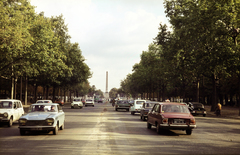 Franciaország, Párizs, Avenue des Champs-Elysées. Hátul szemben a Place de la Concorde-on álló Luxori Obeliszk., 1975, Mezey András, Peugeot 504, Fortepan #219733