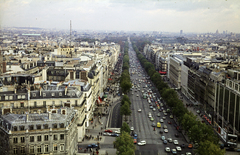 Franciaország, Párizs, Place Charles de Gaulle, kilátás a Diadalív tetejéről az Avenue des Champs Elysées irányába. Leghátul szemben a Louvre, jobb oldalon a háztetők fölé magasodva a Nagy Palota (Grand Palais)., 1975, Mezey András, Fortepan #219734