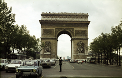 Franciaország, Párizs, Avenue des Champs-Elysées, szemben a Place Charle de Gaulle-on álló Diadalív., 1975, Mezey András, diadalív, Fortepan #219735