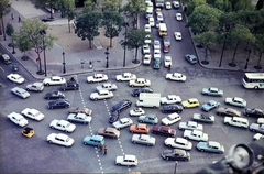 Franciaország, Párizs, Place Charles de Gaulle (Place de l'Étoile) a Diadalív tetejéről, balra a Champs Élysées, jobbra az Avenue Marceau., 1975, Mezey András, Fortepan #219736