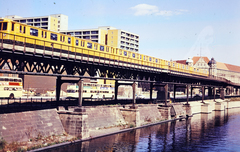 Németország, Berlin, (Nyugat-Berlin), a metró 1-es vonala közvetlenül a Hallesches Tor megállótól keletre. Ma az U1 és az U3 vonalak járnak itt., 1973, Mezey András, Nyugat-Berlin, Fortepan #219738