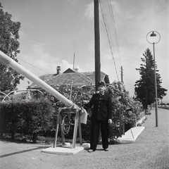 Magyarország,Balaton, Örvényes, sorompó a vasúti megállóhelynél., 1955, Kotnyek Antal, Ráth Károly, MÁV, vasút, lámpa, sorompó, légvezeték, vasútállomás, vasutas, Fortepan #21974