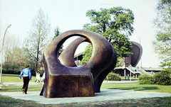 Németország, Berlin, Nyugat-Berlin, Tiergarten, John-Foster-Dulles-Allee 10., Kongresshalle / Haus der Kulturen der Welt, Henry Moore „Double Oval” című alkotása., 1971, Mezey András, színes, Nyugat-Berlin, Fortepan #219742