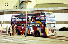 Németország, Berlin, Nyugat-Berlin, Tiergartenstrasse, a Büssing D2U típusú autóbusz mögött a háttérben a Berlini Filharmónia épülete látható., 1971, Mezey András, színes, emeletes autóbusz, Nyugat-Berlin, Fortepan #219745