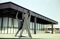 Németország, Berlin, Nyugat-Berlin, Potsdamer Strasse 50., Új Nemzeti Galéria (Neue Nationalgalerie), előtérben Alexander Calder szobra., 1973, Mezey András, színes, Nyugat-Berlin, Fortepan #219746