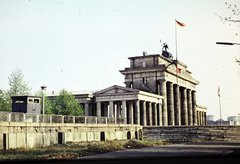 Németország, Berlin, a berlini fal és a Brandenburgi kapu Nyugat-Berlin felől., 1973, Mezey András, Fortepan #219755