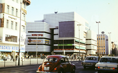 Németország, Berlin, Nyugat-Berlin, Joachimsthaler Strasse a Kurfürstendamm sarkánál., 1973, Mezey András, Volkswagen Bogár, Fortepan #219760