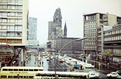 Németország, Berlin, Nyugat-Berlin, Tauentzienstrasse a Breitscheidplatz felé nézve, a kép közepén a a Vilmos császár emléktemplom (Kaiser-Wilhelm-Gedächtnis-Kirche)., 1973, Mezey András, gyalogátkelő, emeletes autóbusz, Fortepan #219761