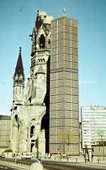 Németország, Berlin, Nyugat-Berlin, Breitscheidplatz, a Vilmos császár emléktemplom (Kaiser-Wilhelm-Gedächtnis-Kirche)., 1973, Mezey András, Fortepan #219767