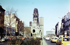 Németország, Berlin, Nyugat-Berlin, Kurfürstendamm, szemben a Vilmos császár emléktemplom (Kaiser-Wilhelm-Gedächtnis-Kirche)., 1973, Mezey András, forgalom, Fortepan #219768