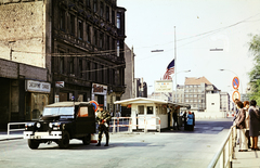 Németország, Berlin, Nyugat-Berlin, a Checkpoint Charlie (katonai ellenőrzőpont a Friedrichstrasse-n)., 1973, Mezey András, színes, Land Rover-márka, NDK, Berlini fal, Fortepan #219769