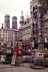 Németország, München, Marienplatz, jobbra az Új Városháza (Neues Rathaus), háttérben a Miasszonyunk-templom (Frauenkirche) két tornya., 1974, Mezey András, Fortepan #219772