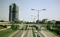 Németország, München, a BMW gyár központi épülete, előtte a gyár múzeuma., 1974, Mezey András, Fortepan #219773