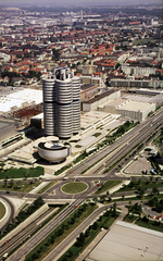 Németország, München, a Lerchenauer Strasse - Petuelring kereszteződés, a kép közepén a BMW gyár központi épülete, előtte a gyár múzeuma., 1974, Mezey András, Fortepan #219774