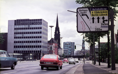 Németország, Hamburg, Ludwig-Erhard-Strasse (Ost-West-Strasse) a Herrengrabenbrücke előtt a Rödlingsmarkt felé nézve. Középen a háttérben kimagaslik a Szent Miklós-templom (Hauptkirche St. Nikolai) tornyaa., 1974, Mezey András, Fortepan #219788