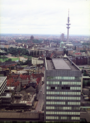 Németország, Hamburg, kilátás a Szent Mihály-templom (Hauptkirche Sankt Michaelis) tornyából a Heinrich-Hertz-Turm (TV torony) felé. Balra kimagaslik a Schanzenturm, Európa egykor legnagyobb víztornya., 1974, Mezey András, Fortepan #219793