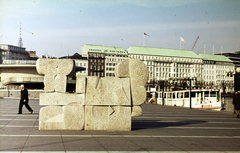 Németország, Hamburg, a Jungfernstieg a Neuer Jungfernstieg felé. Előtérben Hans Kock: Granitmauer című alkotása, mögötte az Alsterpavillon., 1974, Mezey András, Fortepan #219797