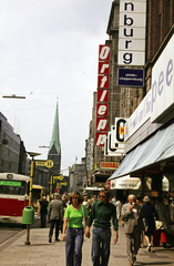 Németország, Hamburg, Mönckebergstrasse a Lange Mühren felől a Barkhof felé, hátterében a Szent Péter-templom (Hauptkirche Sankt Petri)., 1974, Mezey András, Fortepan #219798