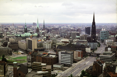 Németország, Hamburg, kilátás a Szent Mihály-templom (Hauptkirche Sankt Michaelis) tornyából az Óváros (Altstadt) felé. Balról a Városháza, a Szent Péter-templom (Hauptkirche Sankt Petri), a Szent Jakab-templom (Hauptkirche Sankt Jacobi) és a Szent Miklós-templom (Hauptkirche Sankt Nikolai)., 1974, Mezey András, Fortepan #219801