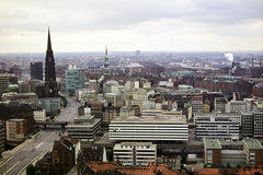 Németország, Hamburg, kilátás a Szent Mihály-templom (Hauptkirche Sankt Michaelis) tornyából az Óváros (Altstadt) felé, balra a Szent Miklós-templom (Hauptkirche Sankt Nikolai), jobbra a Szent Katalin-templom (Hauptkirche St. Katharinen)., 1974, Mezey András, Fortepan #219802