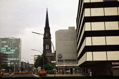 Németország, Hamburg, a Willy-Brandt-Strasse (Ost-West-Strasse) a Brandstwiete és a Neue Gröningerstrasse között a Domstrasse felé. Középen a Szent Miklós-templom (Hauptkirche Sankt Nikolai)., 1974, Mezey András, Fortepan #219803