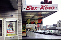 Németország, Hamburg, kilátás a Spielbudenplatz-ra és a Reeperbahn-ra a Sielbudenplatz 24 bejáratától., 1974, Mezey András, Fortepan #219814