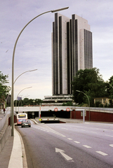 Németország, Hamburg, Marseiiler Strasse, szemben a Hotel Loew’s Hamburg Plaza toronyépülete látható a Congress Center Hamburg (CCH) épületegyüttesében., 1974, Mezey András, Fortepan #219821