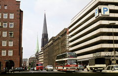 Németország, Hamburg, a Steinstrasse a Speersort felé nézve, balra a Johanniswall, jobbra a Lange Mühren. Háttérben a közelebbi a Szent Jakab-templom (Hauptkirche Sankt Jacobi), a távolabbi a Szent Péter-templom (Hauptkirche Sankt Petri)., 1974, Mezey András, Fortepan #219825