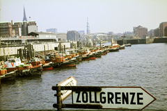 Németország, Hamburg, a Niederhafen a Norderelbe felől nézve hátrébb balra a Binnenhafen, jobbra a házak között a Kehrwiederfleet. A híd a régi Niederbaumbrücke, balra a házak mögött a Szent Miklós-templom (Hauptkirche St. Nikolai) tornya, a háttérben a Szent Katalin-templom (Hauptkirche St. Katharinen)., 1974, Mezey András, Fortepan #219826