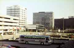 Németország, Hamburg, a Kapstadtring a Mexikoring 7 parkolójából nézve, balra a parkolóház takarásában a Hamburgische Landesbank (Hamburgi Tartományi Bank) épülete., 1974, Mezey András, színes, autóbusz, Fortepan #219837