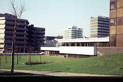 Németország, Hamburg, a Jahnbrücke-ről a házak között a Kapstadtring és az Überseering kereszteződése felé nézve., 1974, Mezey András, Fortepan #219842