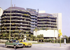 Spain, Barcelona, Plaça de la Reina Maria Cristina, a Banca Calatana székháza., 1980, Mezey András, crosswalk, Fortepan #219847