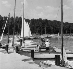 Magyarország, Balatonfüred, kikötő., 1956, Kotnyek Antal, vitorláshajó, életkép, szalmakalap, kikötő, Fortepan #21985