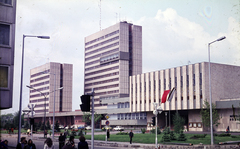 Magyarország, Kecskemét, Deák Ferenc tér, szemben a Pártház és Megyei Tanács, jobbra az Erdei Ferenc Megyei Művelődési Központ., 1983, Mezey András, középület, Fortepan #219899