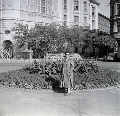 Szlovákia, Pozsony, Koronázási domb tér (Námestie Ľudovíta Štúra), szemben a Reduta (egykor Vigadó, ma a Szlovák Filharmonikusok székhelye), jobbra a Medená (ekkor Fučíkova) ulica., 1957, Mihály Tamás, középület, képarány: négyzetes, virágágyás, Fortepan #219915