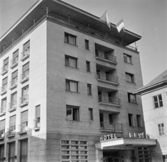 Szlovákia, Pozsony, Duna-part (Rázusovo nábrežie), a Hotel Devin., 1957, Mihály Tamás, képarány: négyzetes, szálloda, modern építészet, Fortepan #219916