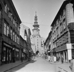 Szlovákia, Pozsony, Mihály utca (Michalská ulica) a Mihály-kapu felé nézve., 1957, Mihály Tamás, utcakép, képarány: négyzetes, toronyóra, könyvesbolt, Fortepan #219917